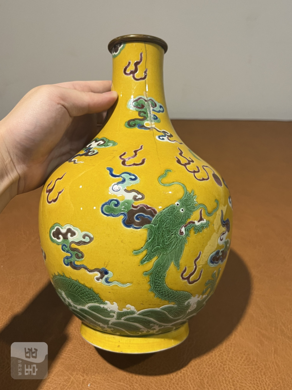 清嘉庆 黄地三彩苍龙教子纹瓶 - 图4